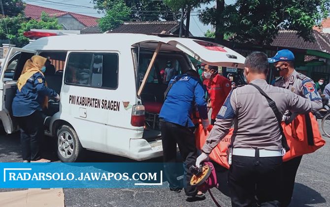 Proses evakuasi korban kecelakaan truk dengan motor di jalur ring road selatan Sragn, Kamis (4/3) pagi. (AHMAD KHAIRUDIN/RADAR SOLO)