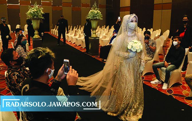 Simulasi pernikahan dengan menerapkan protokol kesehatan di salah satu hotel, beberapa waktu yang lalu. (DAMIANUS BRAM/RADAR SOLO)