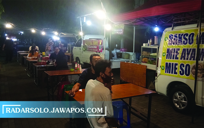 KEMBALI HIDUP: Suasana sentra kuliner Pasar Kota Sragen. Pemkab Sragen akan membuka Night Market Jalan Sukowati mulai Sabtu (2/4) mendatang, pagi harinya giliran CFD kembali dibuka. (AHMAD KHAIRUDIN/RADAR SOLO)