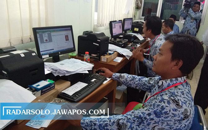 ASN Pemkab Sragen uji coba presensi secara daring. (AHMAD KHAIRUDIN/RADAR SOLO)