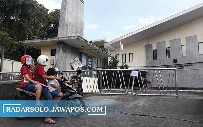 KECELE: Sejumlah wisatawan yang berkunjung ke Museum Dayu, Desa Dayu, Gondangrejo, Minggu (21/3), terpaksa kembali pulang karena masih tutup. (RUDI HARTONO/RADAR SOLO)