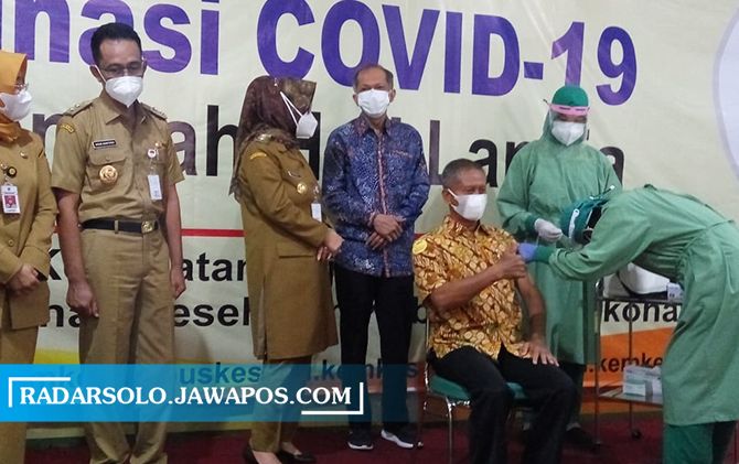 Bupati Sukoharjo Etik Suryani dan Wakil Bupati Agus Santosa cek vaksinasi lansia di RS Ortopedi Prof Soeharso, Selasa 23/3). (IWAN KAWUL/RADAR SOLO)