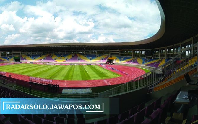 TANPA PENONTON: Suasana pembukaan turnamen Piala Menpora di Stadion Manahan tanpa penonton, Minggu (21/3). (NIKKO AUGLANDY/RADAR SOLO)