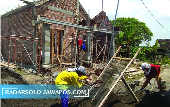 GOTONG ROYONG: Warga Desa Jembungan, Banyudono membangun rumah di atas lahan persawahan, Jumat (12/3). (TRI WIDODO/RADAR SOLO)