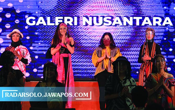FASHIONABLE: Reny Susanto (baju kuning) bersama modelnya pamerkan karyanya di BLK pekan kemarin. (CITRA AYU/RADAR SOLO)
