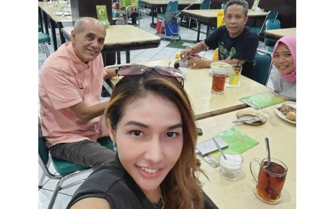 Siti Nasyiah (kerudung pink) dan Lala (paling depan), anak angkat Habib Hasan Mulachela. (ISTIMEWA)