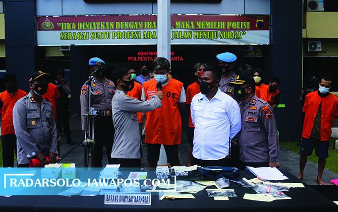 BONGKAR JARINGAN: Para tersangka kasus penyalahgunaan narkoba diperiksa di Mapolresta Surakarta, kemarin. (M IHSAN/RADAR SOLO)