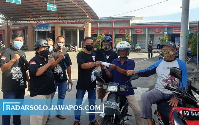 AKSI SOSIAL : Pengurus dan anggota ranting SS Militan Sukoharjo, Nguter, Tawangsari bagi masker kepada masyarakat di Tawangsari, Minggu (14/3). (SARDULO SETO (SS) MILITAN SUKOHARJO FOR RADAR SOLO)