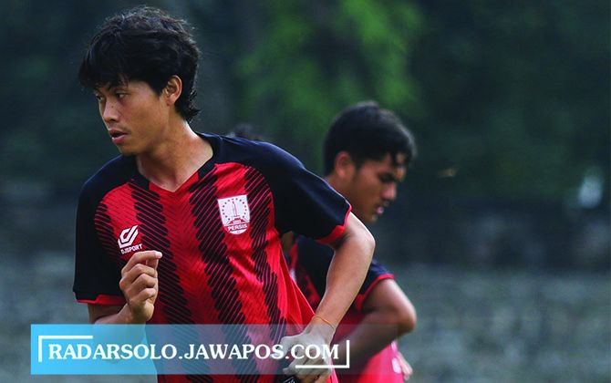 RESMI HENGKANG: Rishadi Fauzi saat berlatih bersama Persis Solo awal 2020. (ARIEF BUDIMAN/RADAR SOLO)