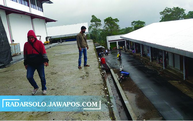 CURAM: Talut di sisi belakang Pasar Cepogo, Selasa (23/3). (TRI WIDODO/RADAR SOLO)