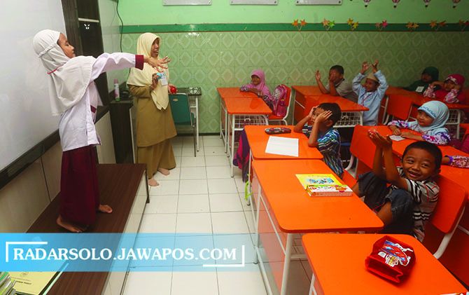 PENDIDIKAN KARAKTER: Guru dan orang tua berperan dalam menumbuhkan karakter yang tangguh pada peserta didik. (DAMIANUS BRAM/RADAR SOLO)