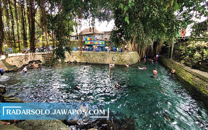 RIMBUN: Umbul Sigedhang menyajikan sensasi kesegaran alam yang memukau. Wisatawan dapat menikmati kejernihan airnya dengan biaya murah. (NURDIANSYAH ALDY PANGESTU/RADAR SOLO)
