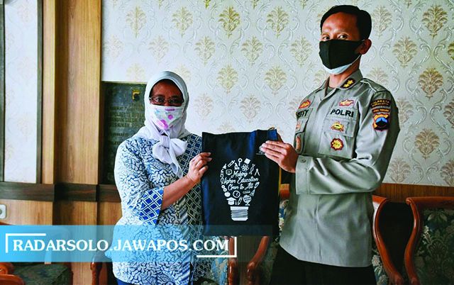 RELASI: Direktur UT Yulia Budiwati dan Wakapolresta AKBP Deny Heriyanto. (ISTIMEWA)