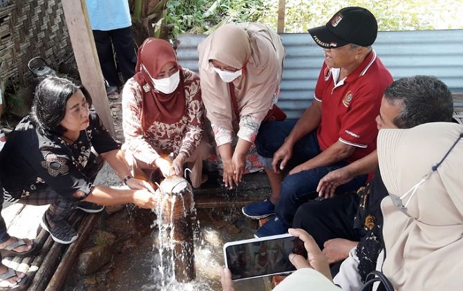 Pengunjung penasaran dengan fenomena sumber air api di Dusun Dukuh, Desa Krendowahono, Kecamatan Gondangrejo. (RUDI HARTONO/RADAR SOLO)