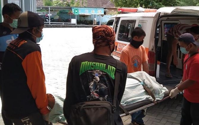 Jenazah pesepeda asal Jebres, Solo saat dibawa ke Puskesmas Karangpandan. (RUDI HARTONO/RADAR SOLO)