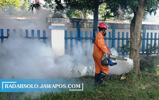 Ilustrasi pelaksanaan fogging untuk mematikan nyamuk Aedes Aegypti di Karanganyar. (RUDI HARTONO/RADAR SOLO)