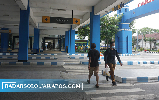 LENGANG: Sejumlah penumpang tiba di Terminal Ir. Soekarno Klaten, Jumat (2/4) pagi. Terjadi lonjakan jumlah penumpang saat libur panjang perayaan Paskah.