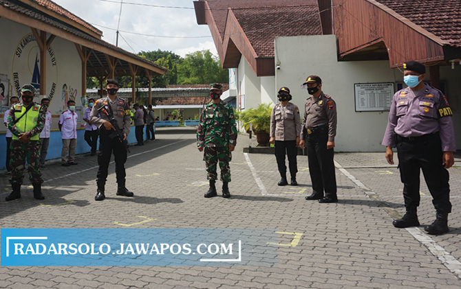 PENGAMANAN KETAT: Jajaran TNI dan Polri berjaga di halaman Gereja Maria Assumpta Klaten, Jumat (2/4) pagi.
