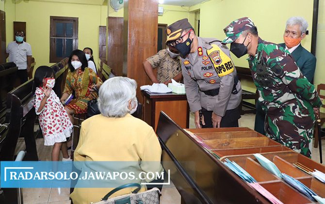 BERINTERAKSI: Dandim 0726/Sukoharjo Letkol Inf Agus Adhy Darmawan (kanan) dan Kapolres AKBP Bambang Yugo Pamungkas pantau sejumlah gereja, Jumat (2/4).