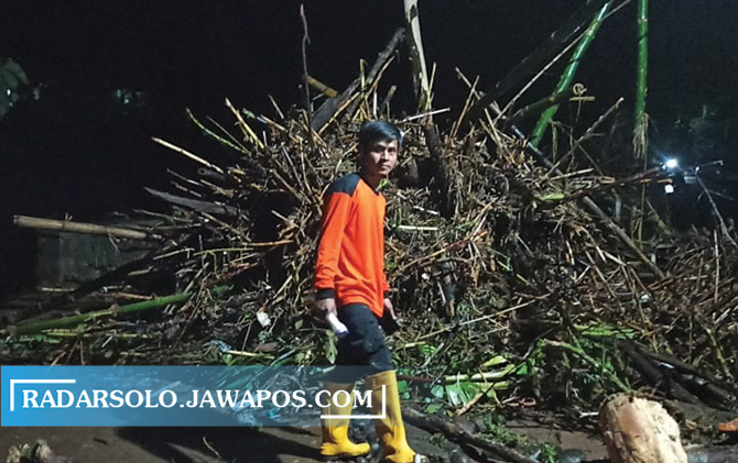 SIAGA 24 JAM: Relawan melakukan pemulihan dampak terseretnya rumpun bambu di Kecamatan Sidoharjo, Kamis malam (1/4).
