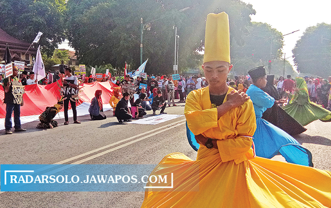 AKAN DIBUKA:  Penampilan grup tarian sufi di Car Free Day (CFD) Jalan Sukowati, Sragen sebelum pandemi. (AHMAD KHAIRUDIN/RADAR SOLO)