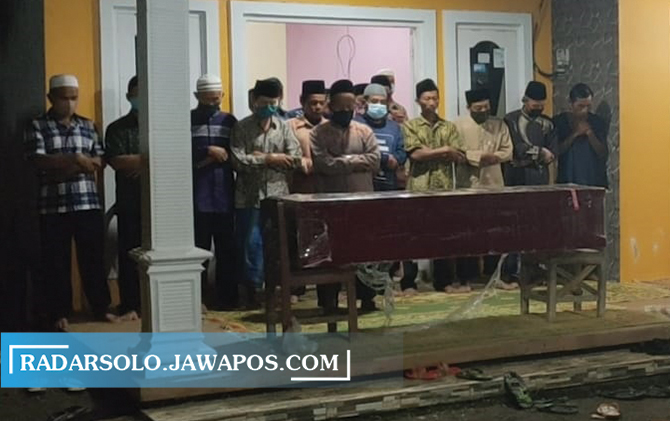 BERDUKA: Warga salatkan jenazah Supriyono, Kamis (1/4).
