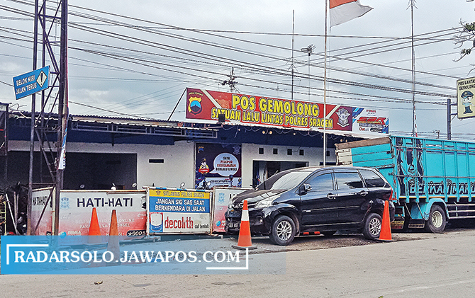 DISOAL: Pos polisi di dekat rel kereta api Gemolong. Jangan Ada Tebang Pilih