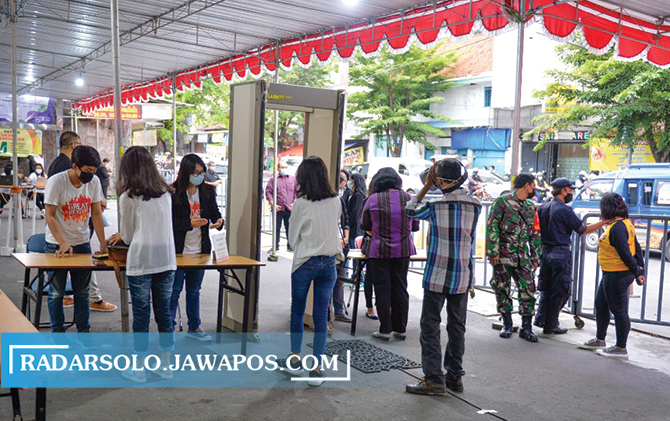 KETAT: Jemaat diskrining sebelum masuk ke dalam GBI Keluarga Allah Widuran, Solo, kemarin.