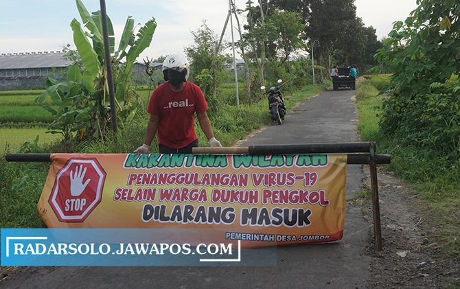 LOCKDOWN: Akses menuju Dusun Pengkol, Desa Jombor, Kecamatan Ceper ditutup sementara sejak 24 Maret.