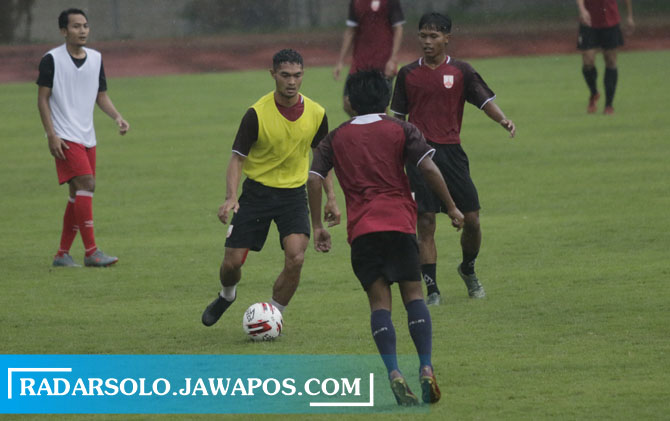 SIAPKAN TIM: Sejumlah pemain Persis Solo terus menjalani latihan. Wacana baru beredar, Bali United bakal ajak Persis Solo tanding usai Lebaran. (RADAR SOLO PHOTO)