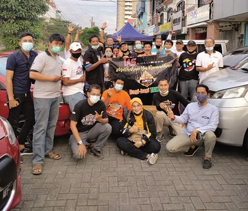 KEKELUARGAAN: Aksi sosial IAS Solo Raya di Solo Baru, Sabtu (14/4). (ISTIMEWA)