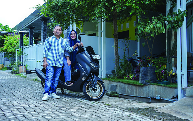 IDAMAN: Mas Wahid bersama istri berfoto bersama dengan motor Yamaha Nmax yang dibelikan untuk istrinya.  (ISTIMEWA)