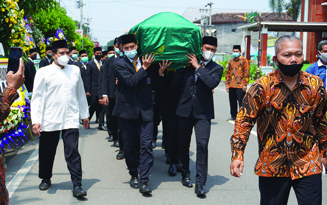 BEDUKA: Santri mengantar jenazah K.H. Mochammad Chozin Shiddiq menuju pemakaman muslim Desa Pabelan. (ISTIMEWA)