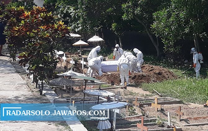 PRIORITAS VAKSIN: Tim Kubur Cepat dan Pemulasaran Jenazah Covid-19 Kabupaten Klaten saat memakaman jenazah dengan menerapkan protokol Covid-19 di Makam Katolik Semangkak, Klaten Tengah. (ANGGA PURENDA/RADAR SOLO)