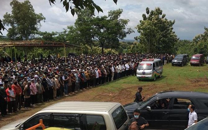 Ribuan jamaah menggelar salat jenazah untuk almarhum Ahmad Sukina yang berada dalam mobil ambulans. (RUDI HARTONO/RADAR SOLO)
