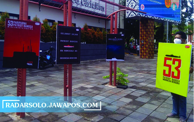 BERDUKA: Sejumlah poster visual ungkapkan rasa duka warga Solo atas musibah tenggelamnya Kapal Selam KRI Nanggala-402. (ENDAH RISKI KARTINI/RADAR SOLO)