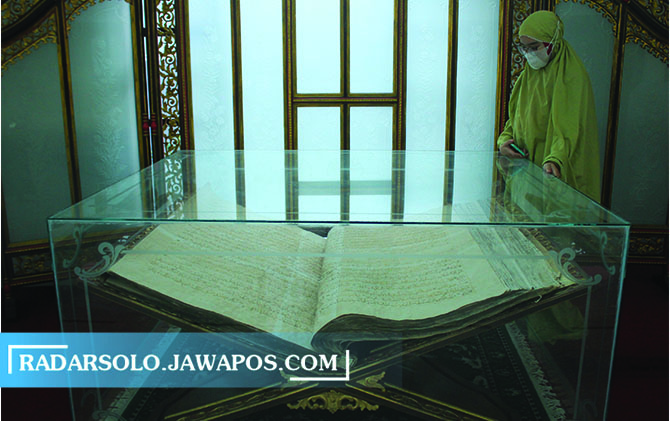 TERAWAT: Jamaah melihat koleksi Alquran raksasa di Masjid Raya Fatimah Solo. (CITRA AYU/RADAR SOLO)