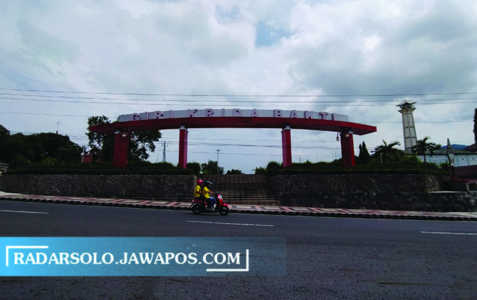 IKONIK: Alun-alun Giri Krida Bakti Wonogiri yang selama ini ditutup guna mencegah kerumunan. (IWAN ADI LUHUNG/RADAR SOLO)