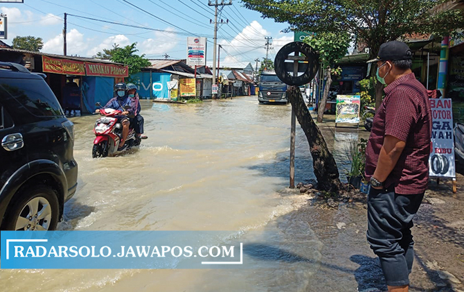 Pelaksana tugas Camat Sukoharjo Kota Havid Danang pantau banjir di wilayahnya. (IWAN KAWUL/RADAR SOLO)