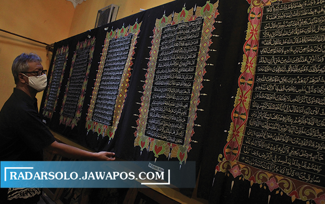 Alpha Fabela menggandeng beberapa perajin batik bertekad membuat batik surat-surat pendek Alquran. (CITRA AYU/RADAR SOLO)