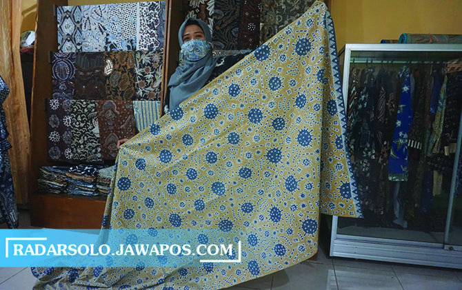 PELUANG PASAR: Perajin batik tulis dari Kelompok Batik Tulis Kebon Indah tunjukkan motif batik Covid-19. (ANGGA PURENDA/RADAR SOLO)