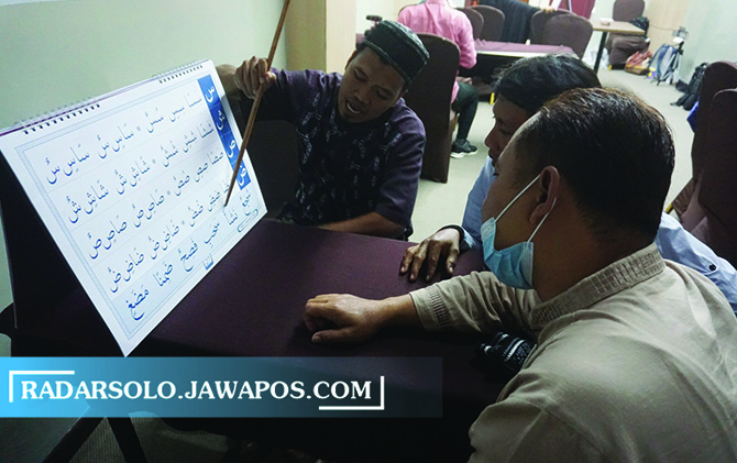 TUTORIAL KOMPLET: Masyarakat belajar membaca Alquran melalui bimbel di salah satu hotel berbintang di Klaten jelang memasuki bulan suci Ramadan, Sabtu kemarin. (ANGGA PURENDRA/RADAR SOLO)