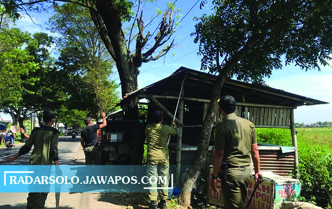TEGAS: Satpol PP bongkar lapak PKL di Mojolaban belum lama ini. (IWAN KAWUL/RADAR SOLO)