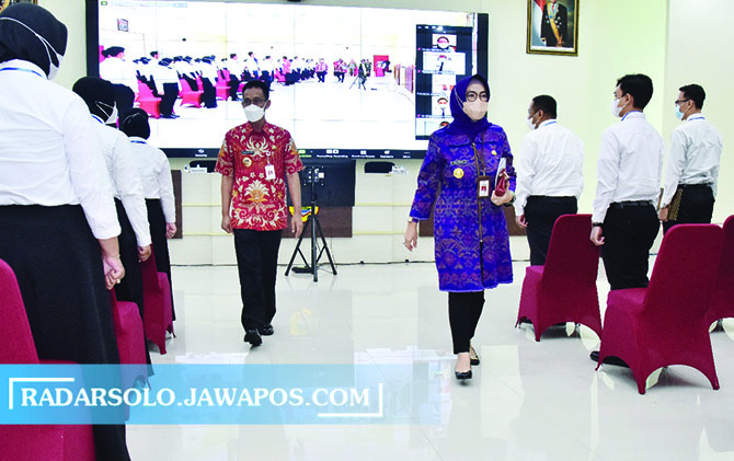 CARI PENGGANTI: Bupati Sukoharjo Etik Suryani didampingi Wakil Bupati Agus Santosa yang sebelumnya Sekda Sukoharjo. (IWAN KAWUL/RADAR SOLO)