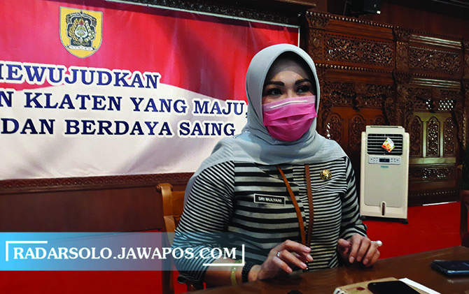 BERI KETERANGAN: Bupati Klaten Sri Mulyani memberikan keterangan terkait SE larangan mudik bagi PNS Pemkab Klaten.(ANGGA PURENDRA/RADAR SOLO)