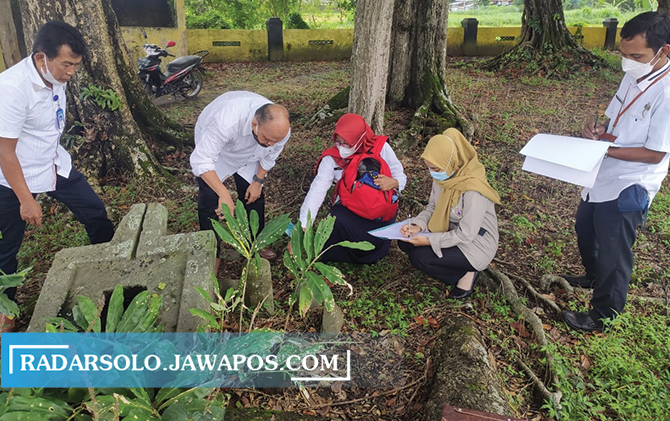 Tim Peneliti Cagar Budaya Karanganyar meneliti benda diduga cagar budaya, kemarin. (RUDI H/RADAR SOLO)