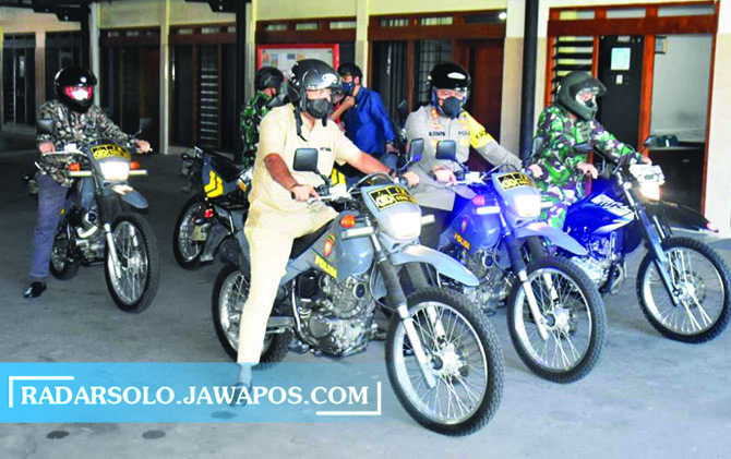 KOMPAK: Forkompimda Karanganyar patroli pengamanan paskah, kemarin. (RUDI HARTONO/RADAR SOLO)