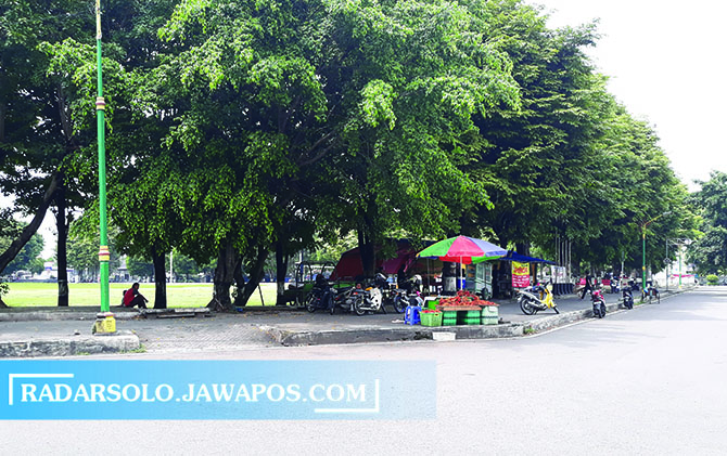 LENGANG: Kawasan Alun-alun Satya Negara Sukoharjo. Hingga kemarin (4/4), dishub masih menutup CFD di kawasan tersebut. (IWAN KAWUL/RADAR SOLO)