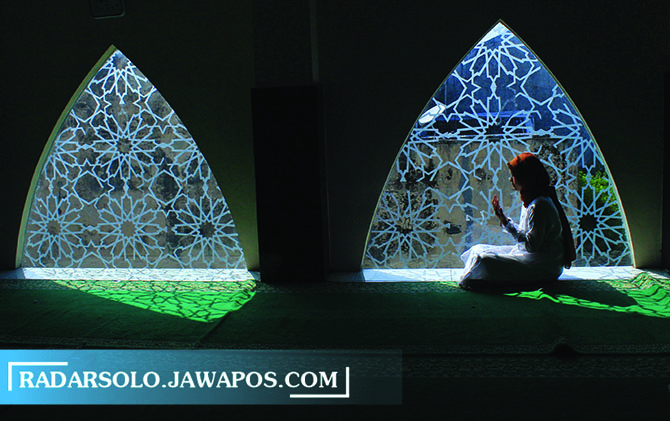 KHUSYUK: Berdoa menghadap kiblat di dalam masjid dan dilakukan dengan ketulusan serta pengharapan kepada Allah SWT, niscaya doanya bakal diijabah. (CITRA AYU/RADAR SOLO)