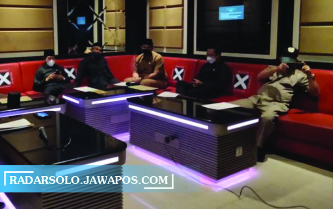 BUKAN CARI HIBURAN: Anggota Komisi B DPRD Karanganyar sidak ke salah satu tempat karaoke, Sabtu (24/4). (RUDI HARTONO/RADAR SOLO)